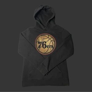 Philadelphia 76ers Fanatics Hardwood Graphic Hoodie. Fits like a Men’s Small